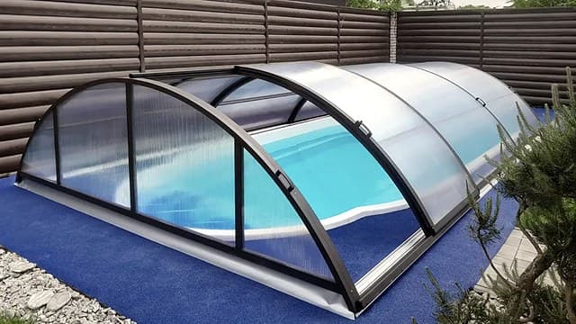 Низький розсувний павільйон Basic над басейном на терасі