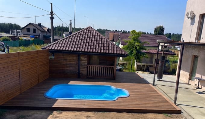 Композитный бассейн 5.00×3.00×1.70 м с голубой водой на деревянном настиле