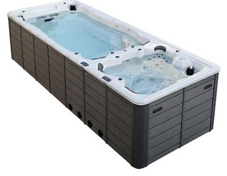 Свим-спа бассейн Aquajoy Equilibrium среди сада, вид сверху